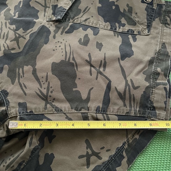 Volcom Large Cargo Shorts Camo - Picture 3 of 3